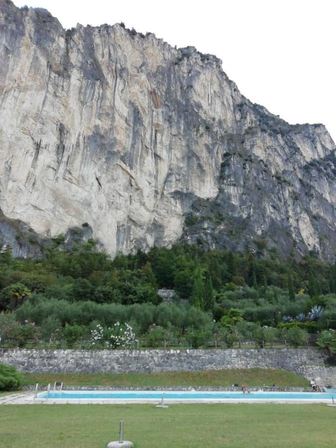 Lake & Castle View Apartment Riva del Garda Luaran gambar