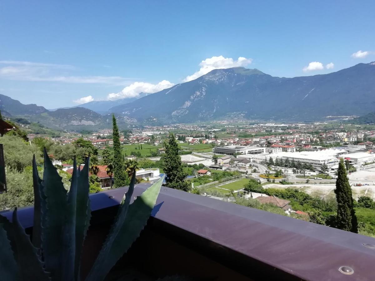 Lake & Castle View Apartment Riva del Garda Luaran gambar