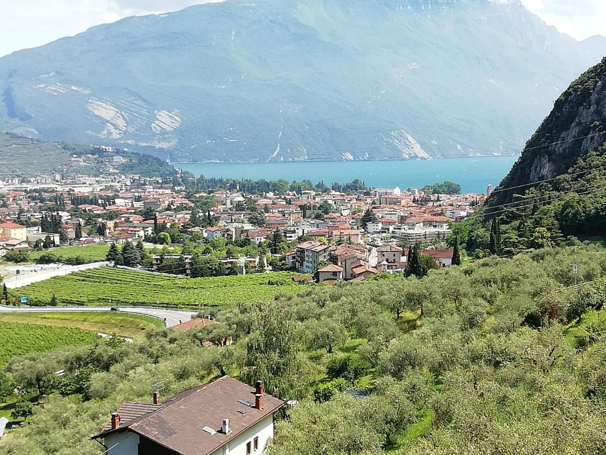 Lake & Castle View Apartment Riva del Garda Luaran gambar