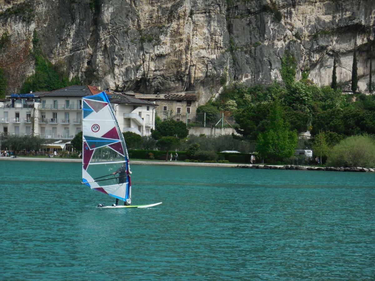 Lake & Castle View Apartment Riva del Garda Luaran gambar