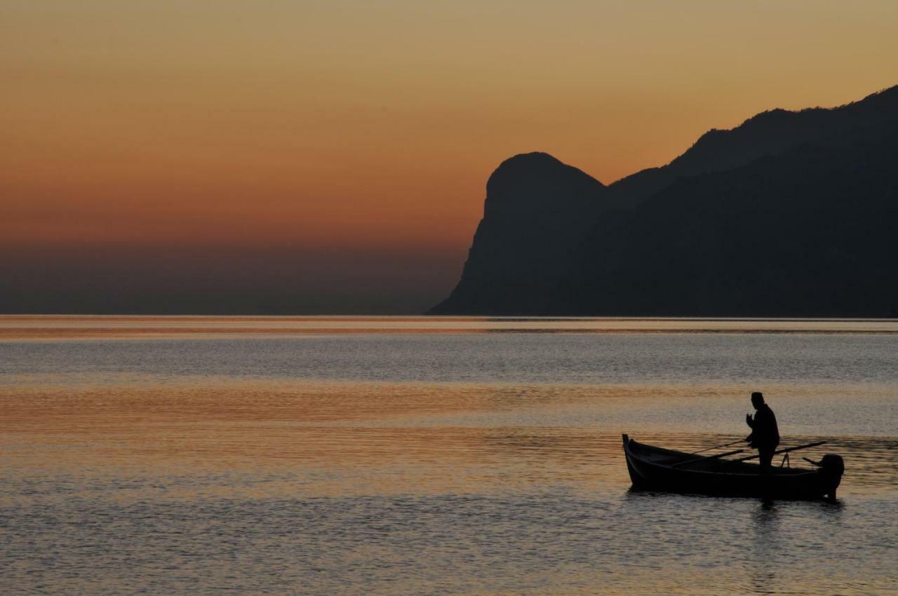 Lake & Castle View Apartment Riva del Garda Luaran gambar