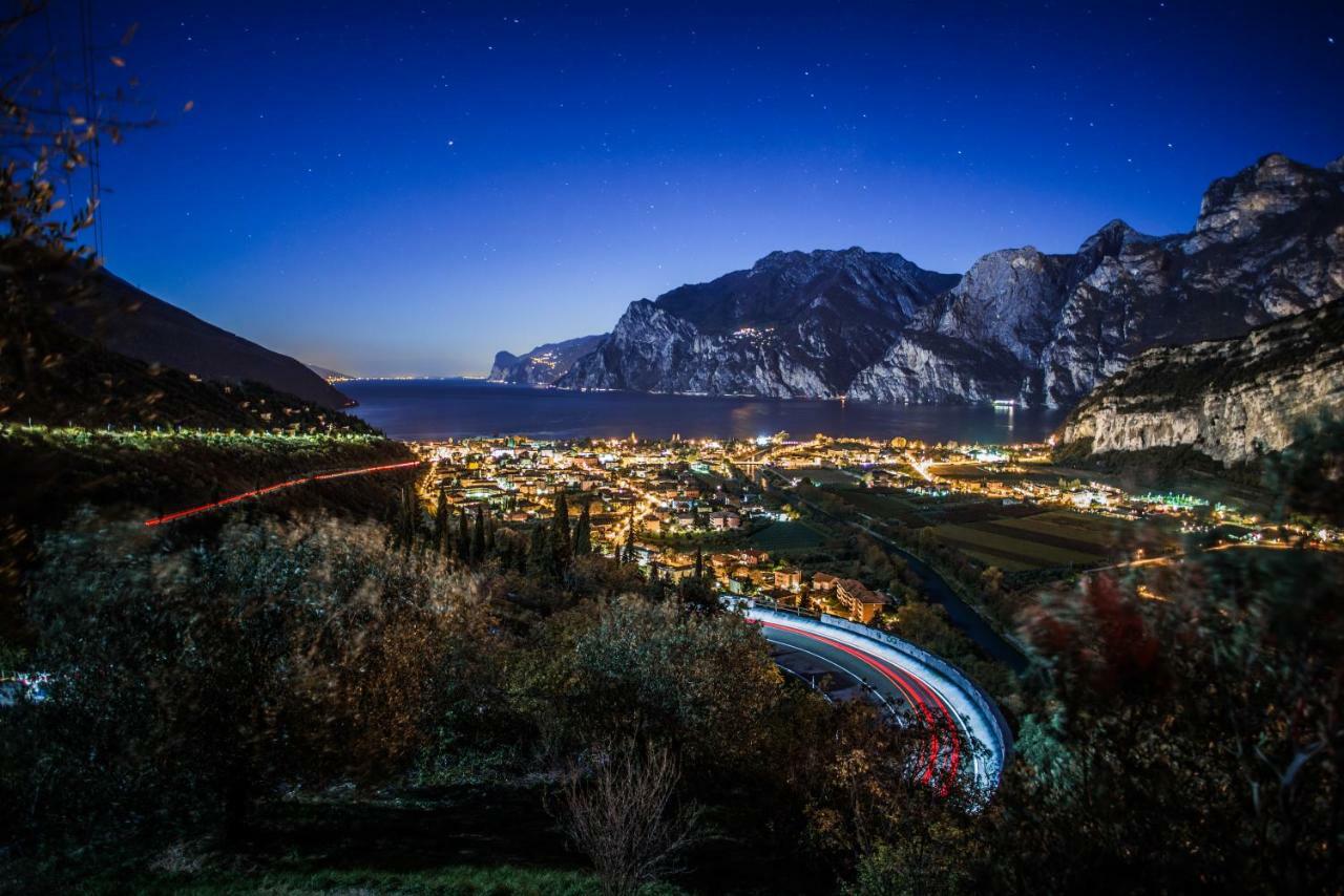 Lake & Castle View Apartment Riva del Garda Luaran gambar